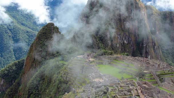 Peru Machu Picchu oude inca ruïne site Panorama met ochtend wolken. — Stockvideo