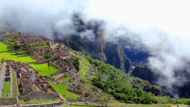 Pérou Machu Picchu ancien site de ruine inca Panorama avec nuages matinaux . — Video