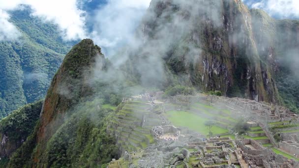 Perú Machu Picchu antiguo sitio de ruina inca Panorama con nubes matutinas . — Vídeos de Stock