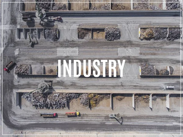 単語 Industry.Iron 原材料杭、作業機をリサイクル. — ストック写真