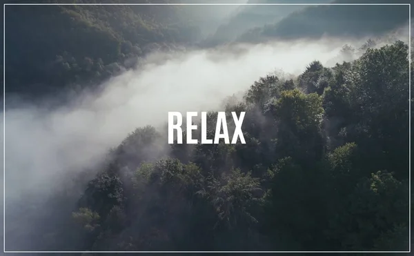 Слово Relax. Ландшафтна туманна панорама . — стокове фото