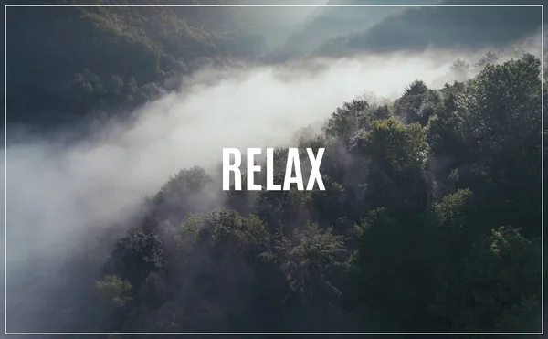 단어 Relax.Landscape 안개 파노라마. — 스톡 사진