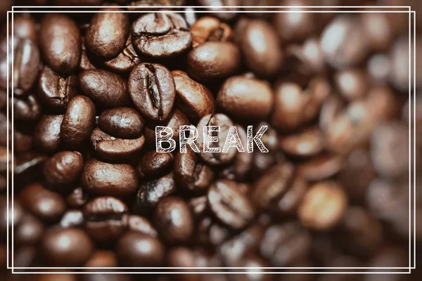 Koffiepauze. Close-up van koffiebonen achtergrond. — Stockfoto