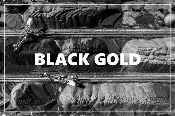 Λέξη μαύρο χρυσό. Αεροφωτογραφία του τόπου αποθήκευσης άνθρακα. — Φωτογραφία Αρχείου