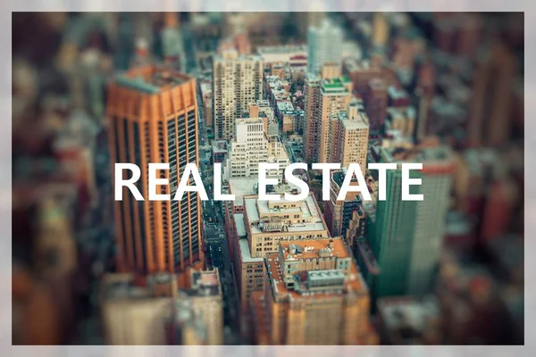 Ordet Real Estate. Flygfoto över Manhattan skyline i solnedgången, Ne — Stockfoto