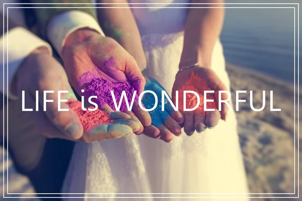 La vida es maravillosa sobre las manos con muchos colores . — Foto de Stock