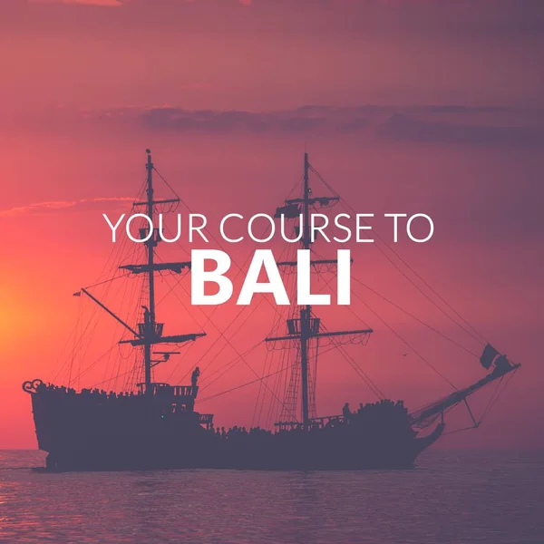 La tua rotta per Bali. Pirate Boat sul mare al tramonto. Cielo rosso . — Foto Stock