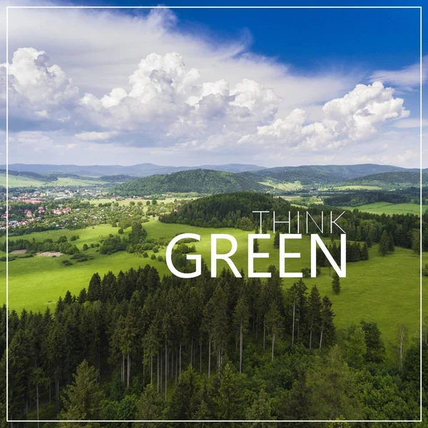 Pensez vert. Vue aérienne de l'heure d'été en montagne. Vue f — Photo