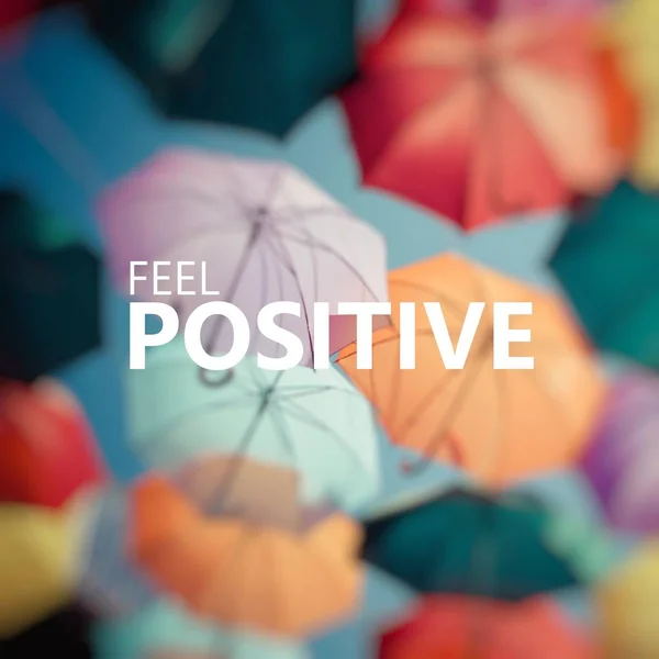 Positief denken. Achtergrond kleurrijke paraplu. — Stockfoto