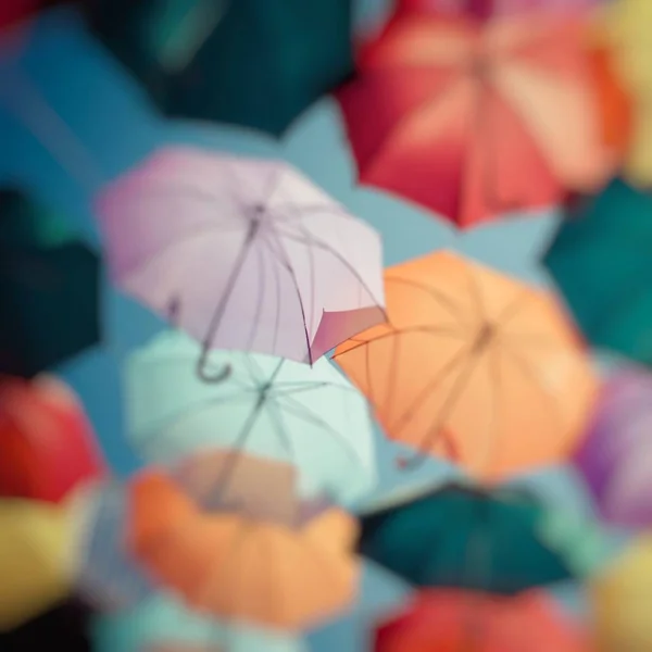 Tło kolorowe parasol dekoracji ulicy. — Zdjęcie stockowe