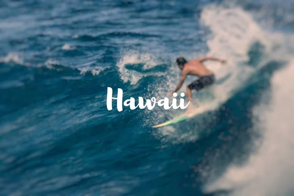 Hawaii. Surfista estremo cavalcando onde oceaniche giganti . — Foto Stock