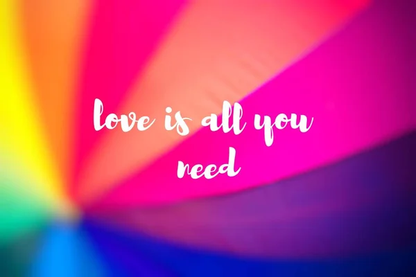 Η αγάπη είναι το μόνο που χρειάζεστε. Rainbow χρωματιστά ομπρέλα. — Φωτογραφία Αρχείου