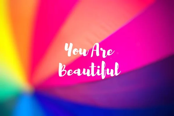 Sei bellissima. Ombrello colorato arcobaleno . — Foto Stock