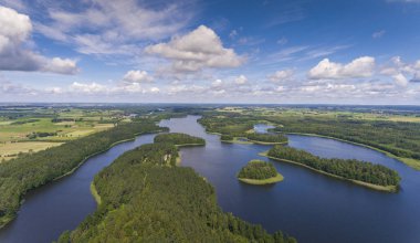 Yeşil Adaları ve yaz güneşli gün bulutlara hava görünümünü. Wydm