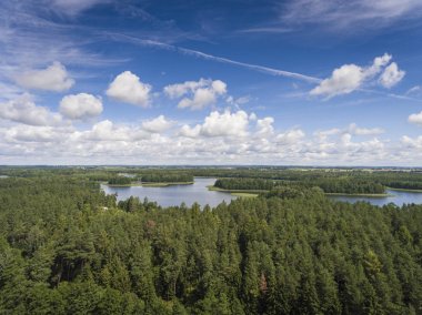 Yeşil Adaları ve yaz güneşli gün bulutlara hava görünümünü. Wydm