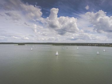 Yeşil ada ve yaz güneşli sabah bulutlara havadan görünümü.
