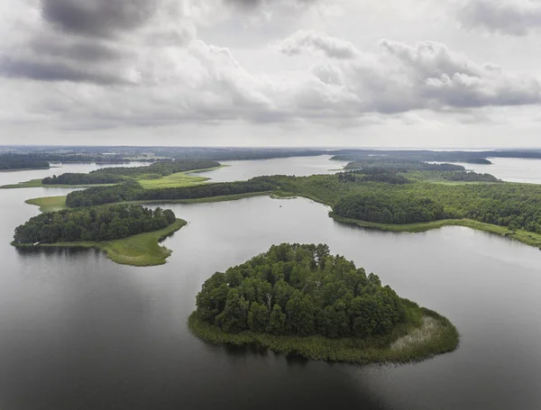 Luchtfoto van groene eilanden en wolken op zonnige Zomerochtend. — Stockfoto