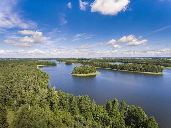 Luchtfoto van groene eilanden en wolken op zonnige zomerdag. Wydm — Stockfoto