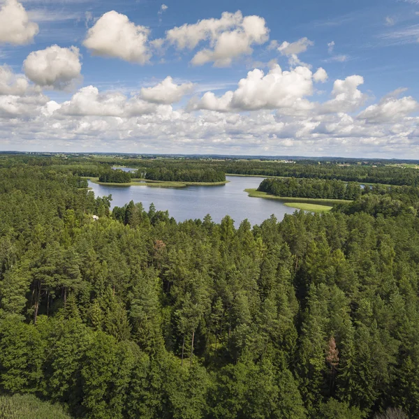 Luchtfoto van groene eilanden en wolken op zonnige zomerdag. Wydm — Stockfoto