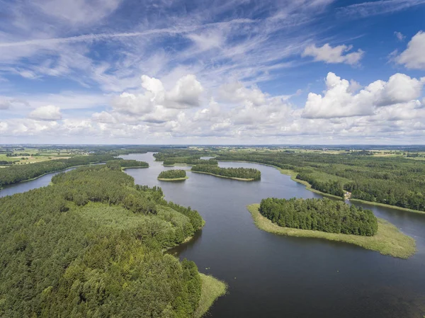 Luchtfoto van groene eilanden en wolken op zonnige zomerdag. Wydm — Stockfoto