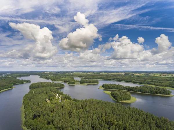 Luchtfoto van groene eilanden en wolken op zonnige zomerdag. Wydm — Stockfoto