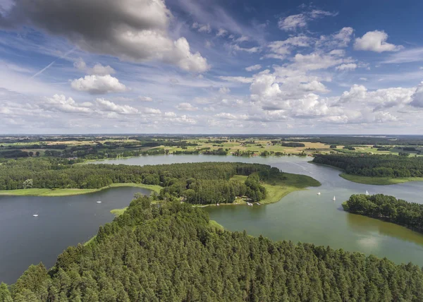 Luchtfoto van groene eilanden en wolken op zonnige Zomerochtend. — Stockfoto