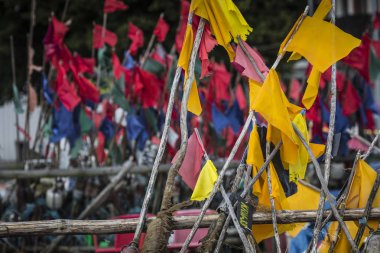 Güneşli bir günde sahilde kurutma Balık tutma ağ. Baltık Denizi ve