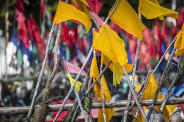 Güneşli bir günde sahilde kurutma Balık tutma ağ. Baltık Denizi ve