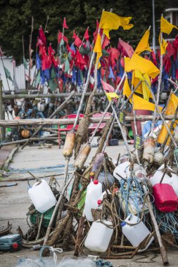 Güneşli bir günde sahilde kurutma Balık tutma ağ. Baltık Denizi ve