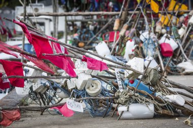 Güneşli bir günde sahilde kurutma Balık tutma ağ. Baltık Denizi ve