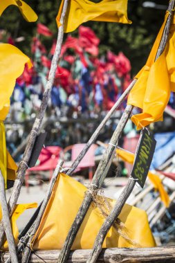 Güneşli bir günde sahilde kurutma Balık tutma ağ. Baltık Denizi ve