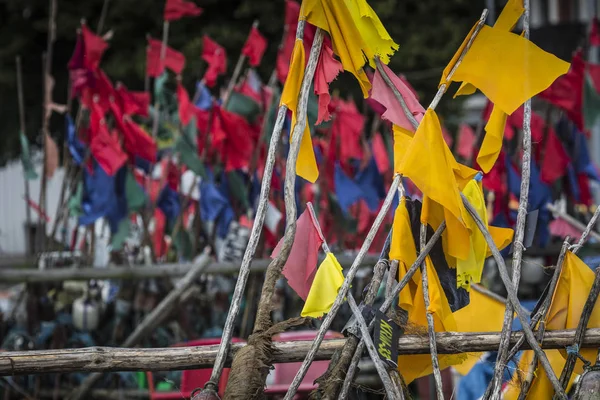 Güneşli bir günde sahilde kurutma Balık tutma ağ. Baltık Denizi ve