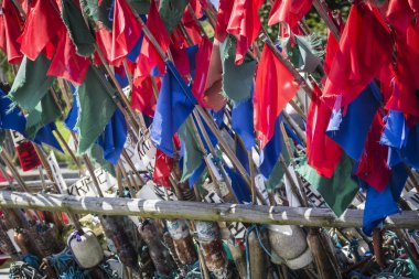 Güneşli bir günde sahilde kurutma Balık tutma ağ. Baltık Denizi ve