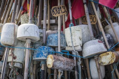 Güneşli bir günde sahilde kurutma Balık tutma ağ. Baltık Denizi ve