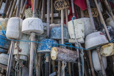 Güneşli bir günde sahilde kurutma Balık tutma ağ. Baltık Denizi ve