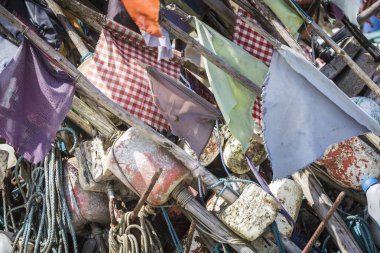 Güneşli bir günde sahilde kurutma Balık tutma ağ. Baltık Denizi ve