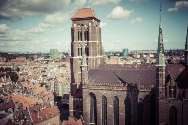 Cityscape saint Marys kilise ile eski şehir üzerinde havadan görünümü