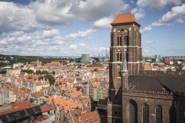 Cityscape saint Marys kilise ile eski şehir üzerinde havadan görünümü