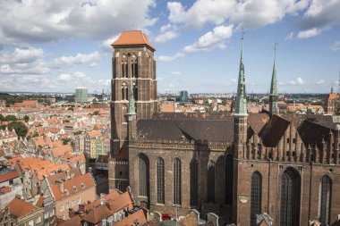 Cityscape saint Marys kilise ile eski şehir üzerinde havadan görünümü