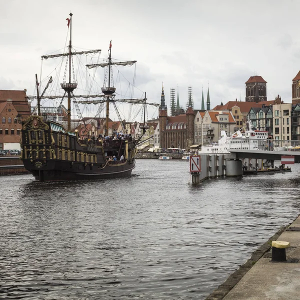 GDANSK, POLÓNIA - AGOSTO 04,2017: Cityscape no rio Motawa, na histórica cidade de Gdansk, Polônia . — Fotografia de Stock