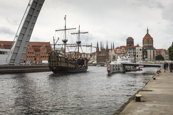 GDANSK, POLONIA - AGOSTO 04,2017: Paesaggio urbano sul fiume Motawa nella storica città di Danzica, Polonia . — Foto Stock