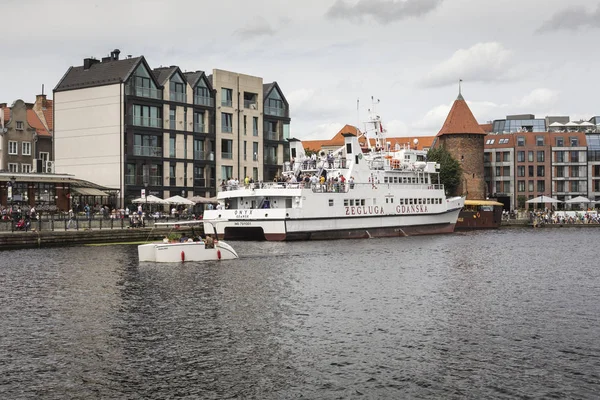 GDANSK, POLONIA - AGOSTO 04,2017: Paesaggio urbano sul fiume Motawa nella storica città di Danzica, Polonia . — Foto Stock