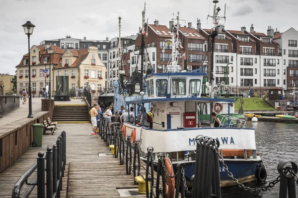 GDANSK, POLONIA - AGOSTO 04,2017: Fiume Motlawa nella storica città di Danzica, Polonia . — Foto Stock