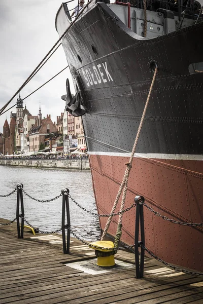GDANSK, POLONIA - 04 de agosto de 2017: SS Soldek ship on Motlawa rive —  Fotos de Stock