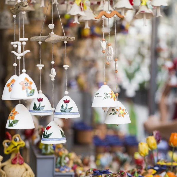 Ceramiczne dzwonki na pamiątkę w lokalnym rynku tradycyjnych. — Zdjęcie stockowe