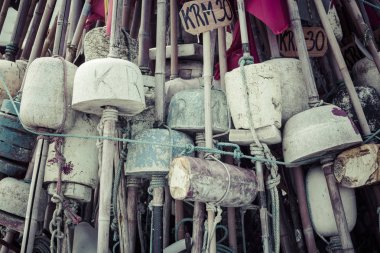 Güneşli bir günde sahilde kurutma Balık tutma ağ. Baltık Denizi ve