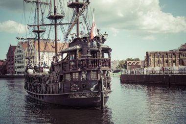 Gdansk, Polonya - 04 Ağustos 2017:Pirate gemi Motlawa Nehri 