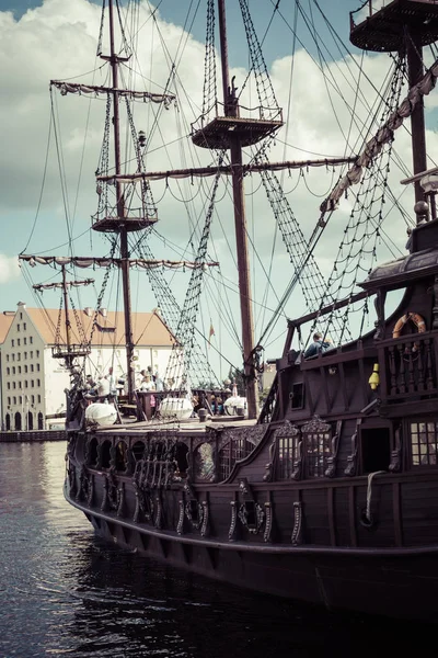 Gdansk, Polonya - 04 Ağustos 2017:Pirate gemi Motlawa Nehri — Stok fotoğraf