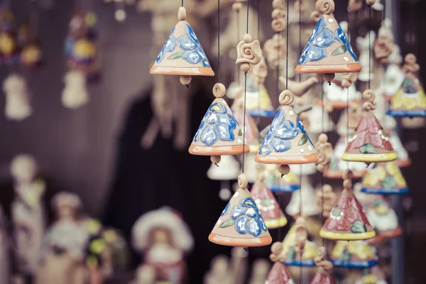 Keramiska klockor som souvenir i lokala traditionella marknaden. — Stockfoto