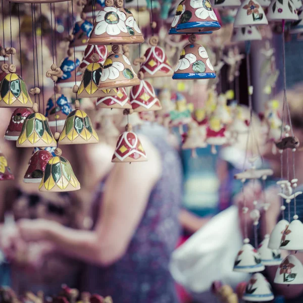 Campanas de cerámica como recuerdo en el mercado tradicional local . —  Fotos de Stock